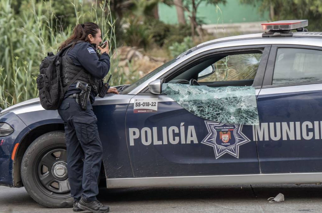 Mujer roba patrulla en Tijuana para rescatar a su amigo detenido