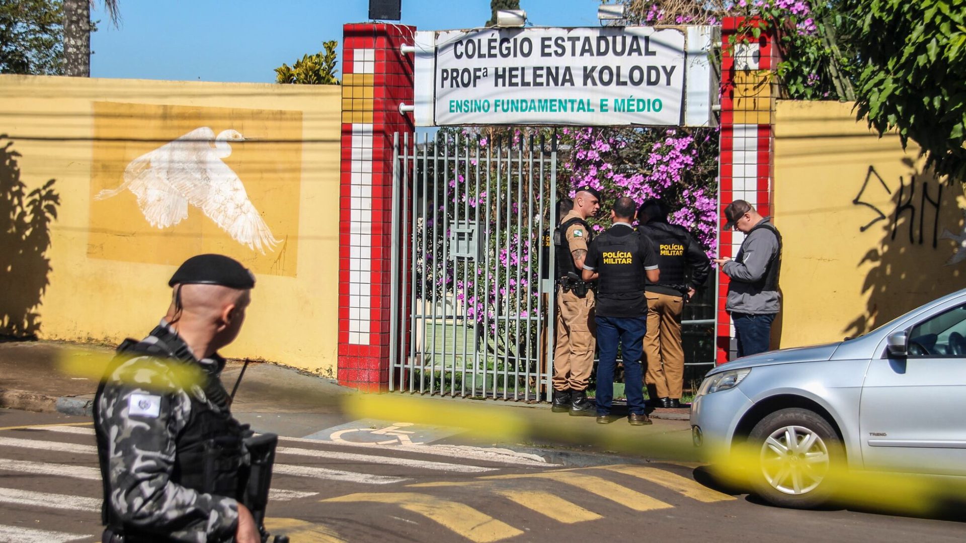 VIDEO: Balacera afuera de escuela deja a un niño muerto y un hombre herido