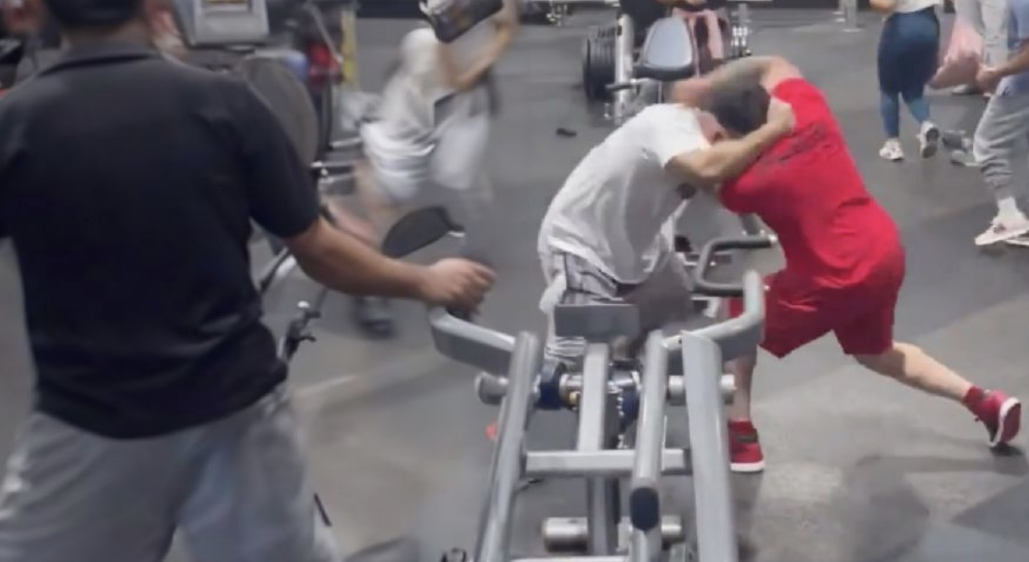 VIDEO: Se agarran a golpes en un gym mientras algunos clientes ríen y graban