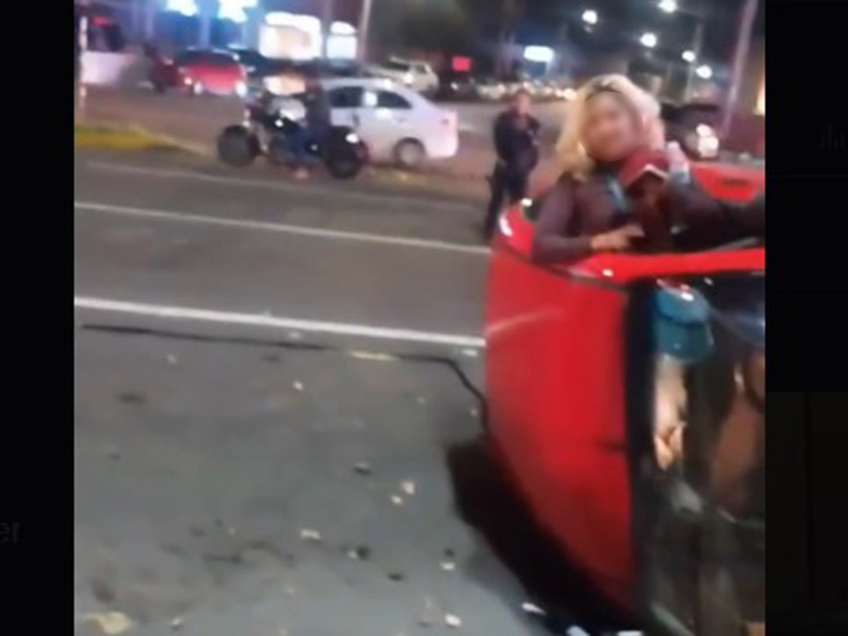 VIDEO: Lady Hawái, así bautizaron en Querétaro a mujer que chocó auto y presumió influyentismo