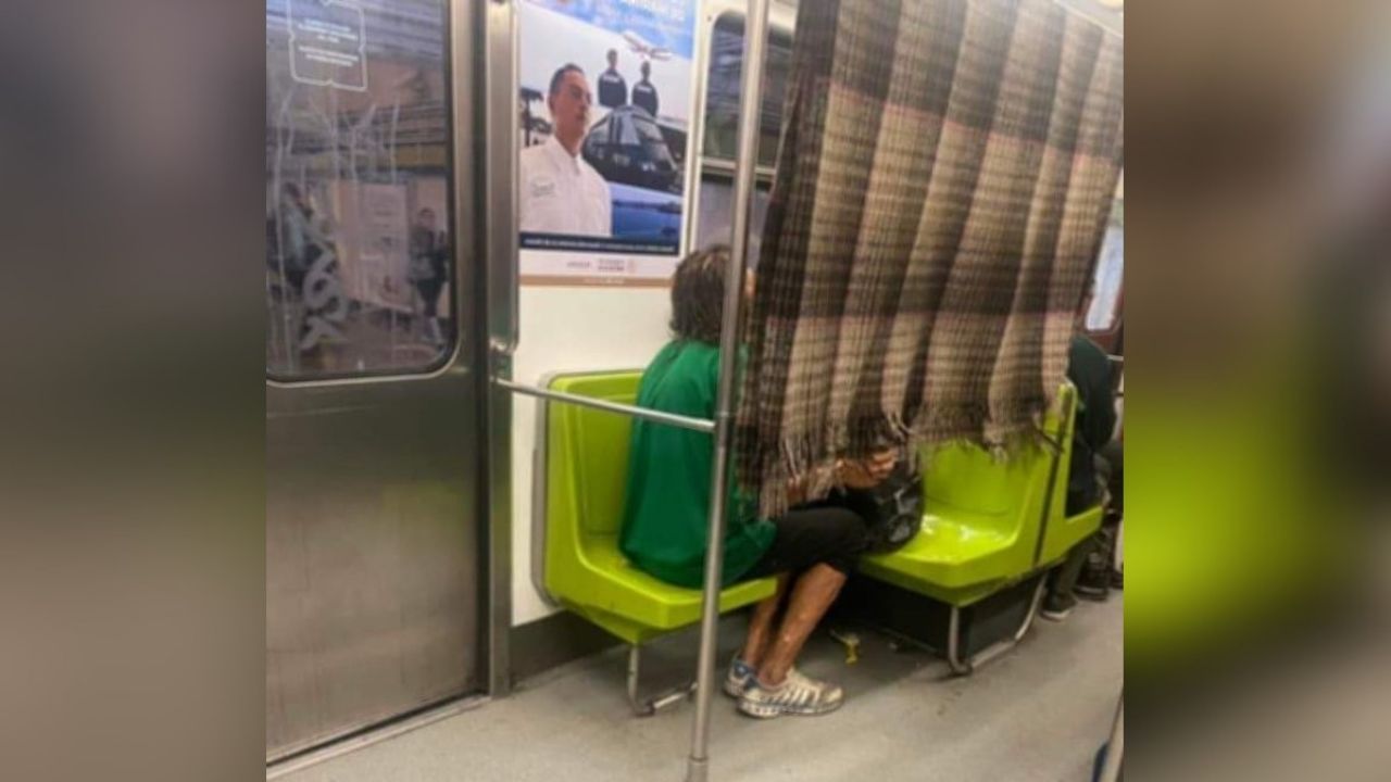 Metro CDMX: Usuario se hace viral al poner a secar su cobija en pleno vagón