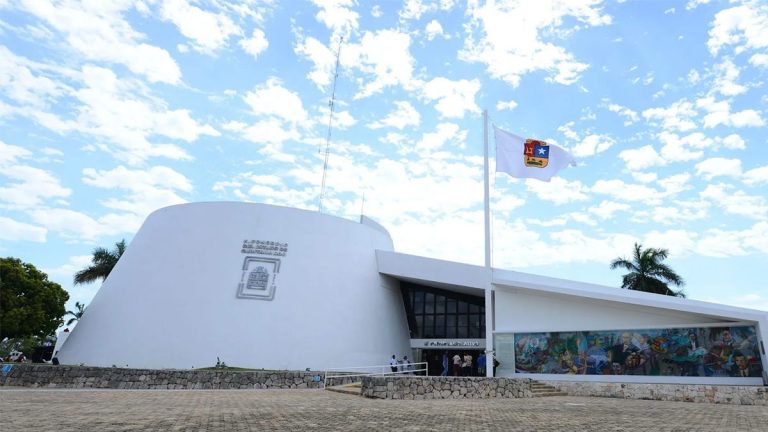 Atenta contra la normas construcción de cafetería en la plaza cívica del Congreso del Estado 