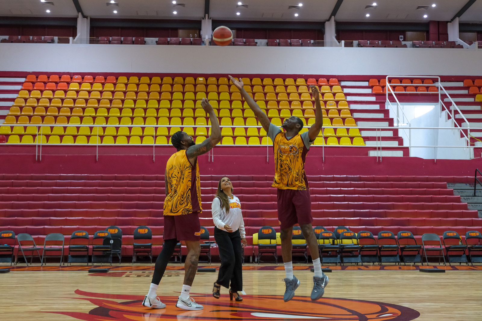 Con gran entusiasmo Mara Lezama celebra el regreso del básquetbol profesional a Quintana Roo con el "El Calor de Cancún"