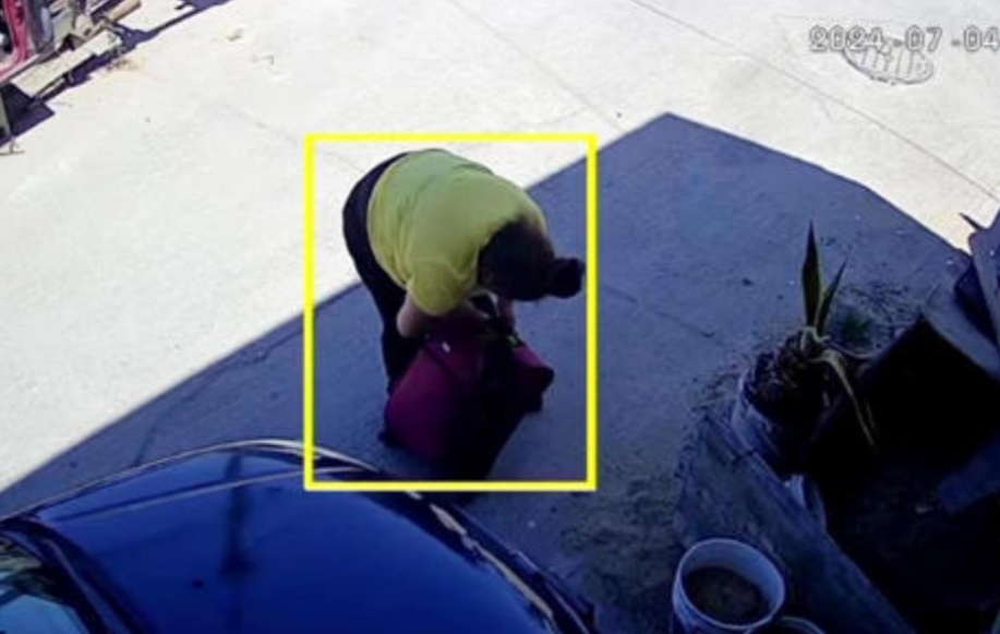 VIDEO: Cámara de vigilancia capta a mujer metiendo a un niño en una maleta en Tijuana