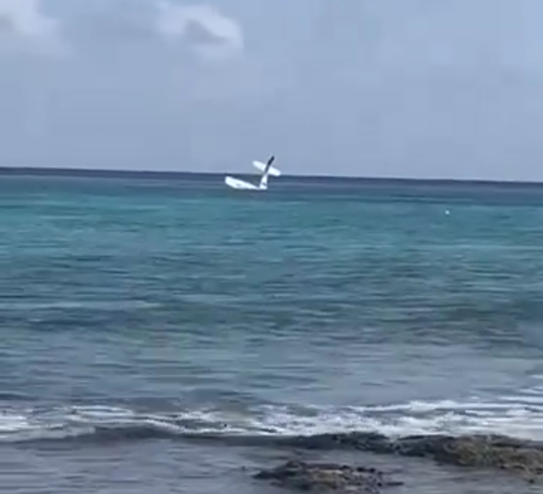 VIDEO: Se desploma avioneta procedente de Playa del Carmen cerca de la isla de Cozumel