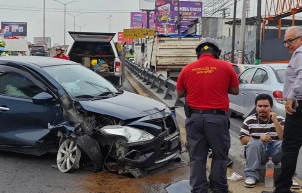 Joven aprueba su examen de manejo y choca al salir de la academia en Monterrey