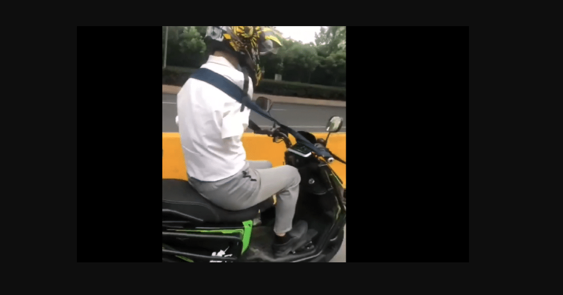 VIDEO: Captan a persona sin brazos manejando una moto y se hace viral en redes