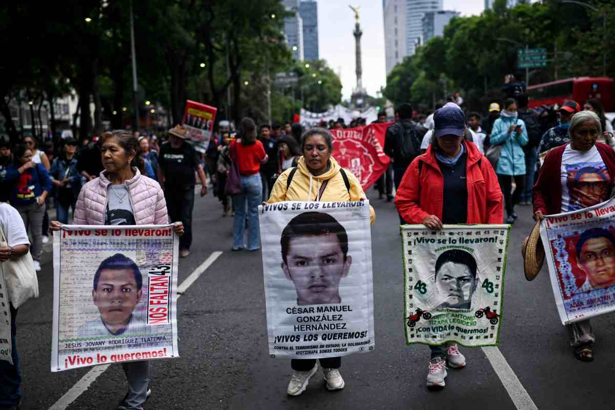 AMLO presenta primer reporte a padres de los 43 normalistas de Ayotzinapa a casi 10 años de su desaparición