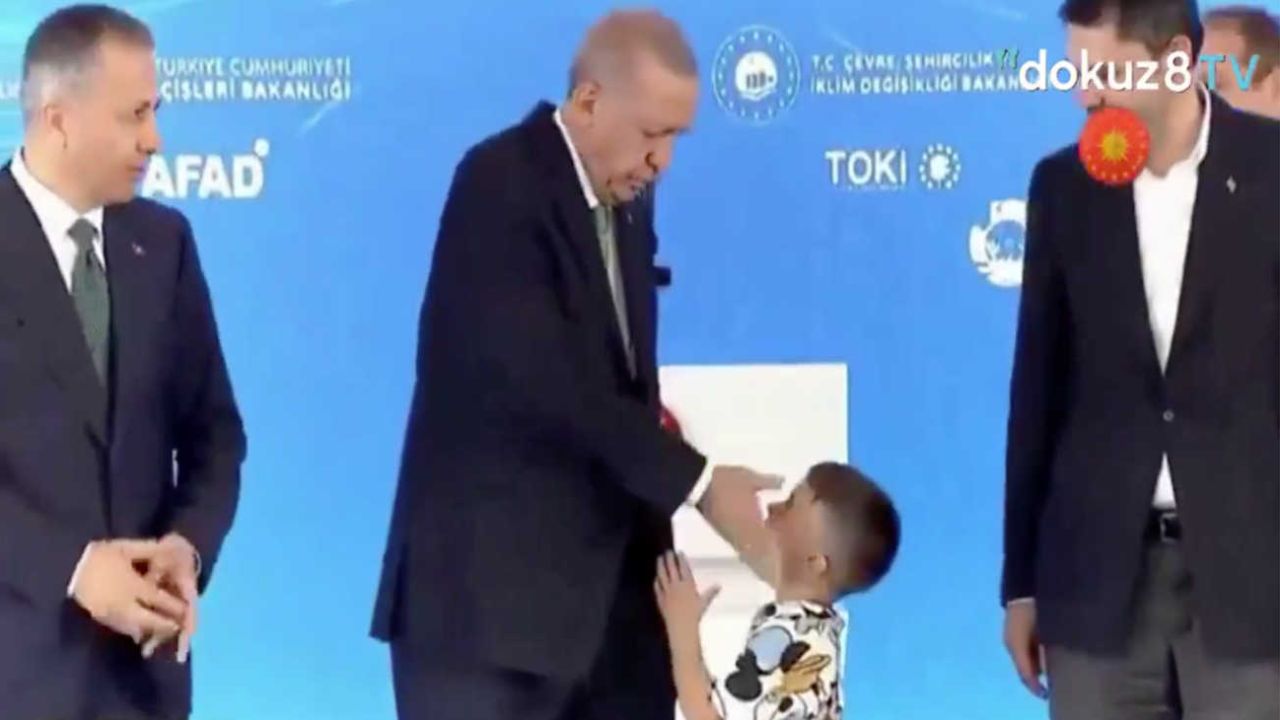 VIDEO: Presidente de Turquía cachetea a niño por no besarle la mano