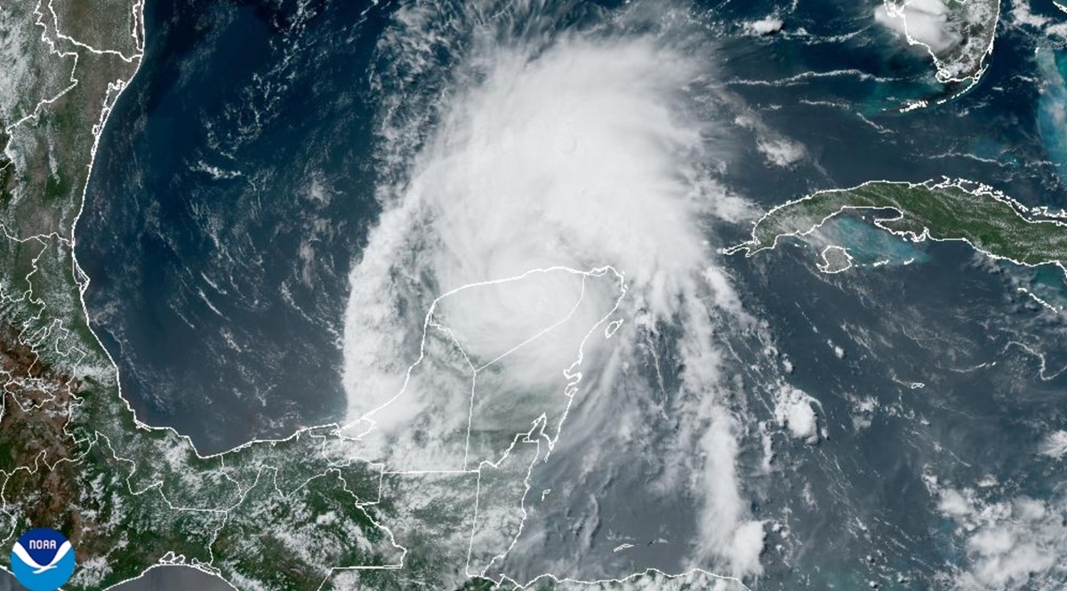 Beryl se degrada a tormenta tropical en su paso por Yucatán