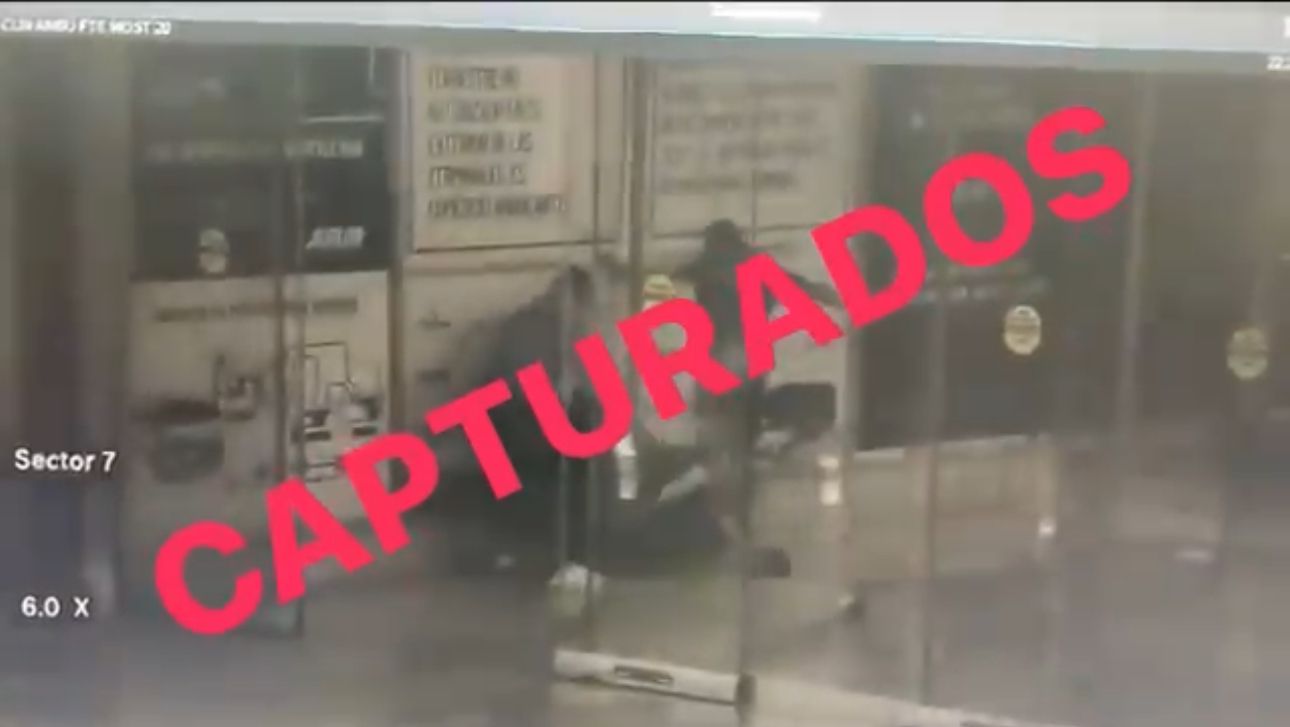 Detiene FGE de Quintana Roo a los dos taxistas que agredieron y extorsionaron a operador de plataforma en aeropuerto de Cancún