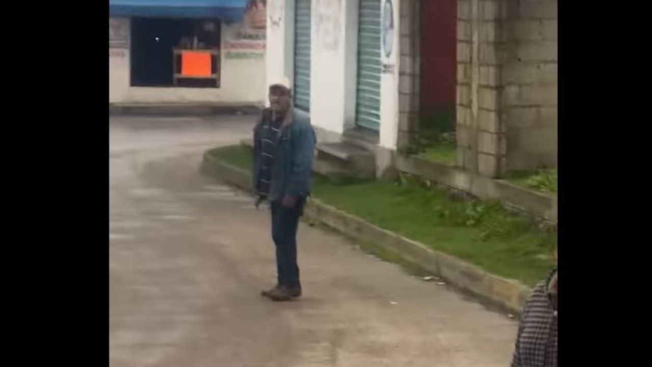 Padre intenta apuñalar en plena calle a su hijo por ser de la comunidad LGBT