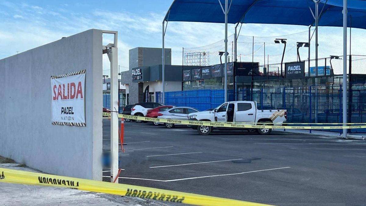 Muere elemento de seguridad tras caerle un portón encima en campo de pádel en Monterrey