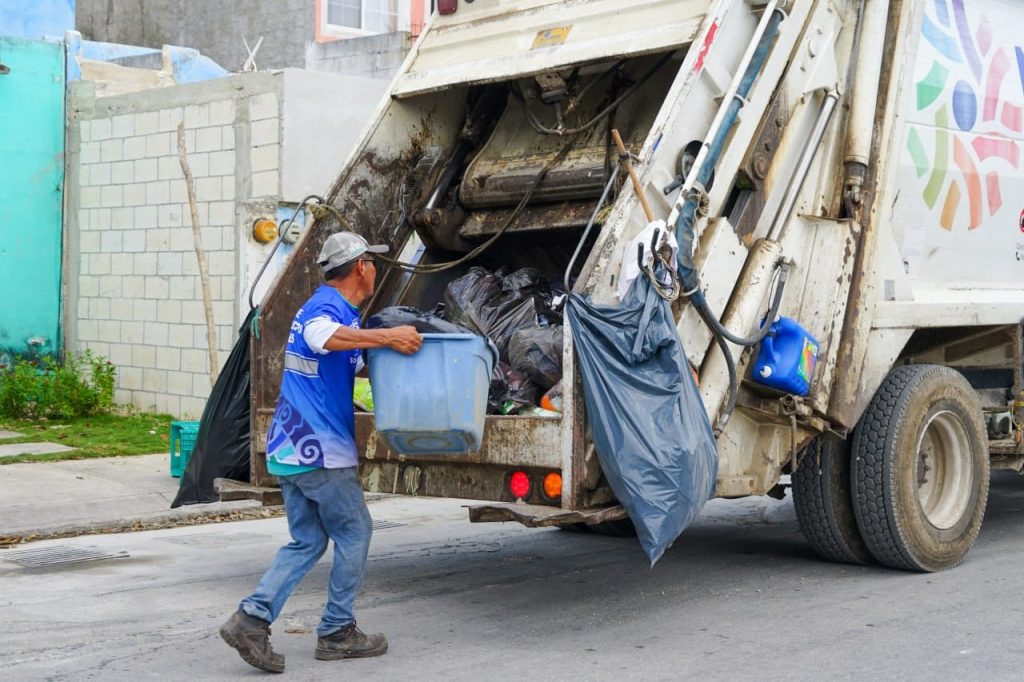 Playa del Carmen, Solidaridad a 12 de julio de 2024.- En una continua y ardua labor de limpieza permanente en todo Solidaridad, el gobierno municipal que encabeza Lili Campos, hasta la fecha ha recabado más de cuatro mil 156 toneladas de basura en las 64 rutas que se tienen establecidas, manteniendo un entorno urbano limpia además de prevenir enfermedades.

Benny Millán, secretario de Servicios Públicos informó que la limpieza en las colonias de todo el municipio de Solidaridad se continúa reforzando, con cuadrillas que diariamente realizan labor de limpieza en las calles y avenidas. Añadió que este trabajo tiene como finalidad mantener libre de basura las calles para que no obstruyan las alcantarillas y evitar encharcamientos durante la temporada de lluvias.

Agregó que se mantiene activo el programa de descacharrización en el municipio, en donde se ha logrado recolectar más de seis mil 557.88 toneladas de cacharros. “La finalidad de este programa es poder evitar enfermedades como el dengue, zika y chikungunya, por ello nos llevamos aquellos objetos que acumulan agua o facilitan la proliferación de mosquitos, como muebles y colchones”.

Por último, Benny Millán hizo un llamado a la sociedad para colaborar en mantener limpios los espacios públicos sacando la basura en horarios establecidos de lunes a sábado de 6:00 a 14:00 horas, además pide no contribuir a la generación de macro y micro tiraderos, por lo que pide reportar cualquier acumulación de basura al número 984 877 3050, extensión 10020.