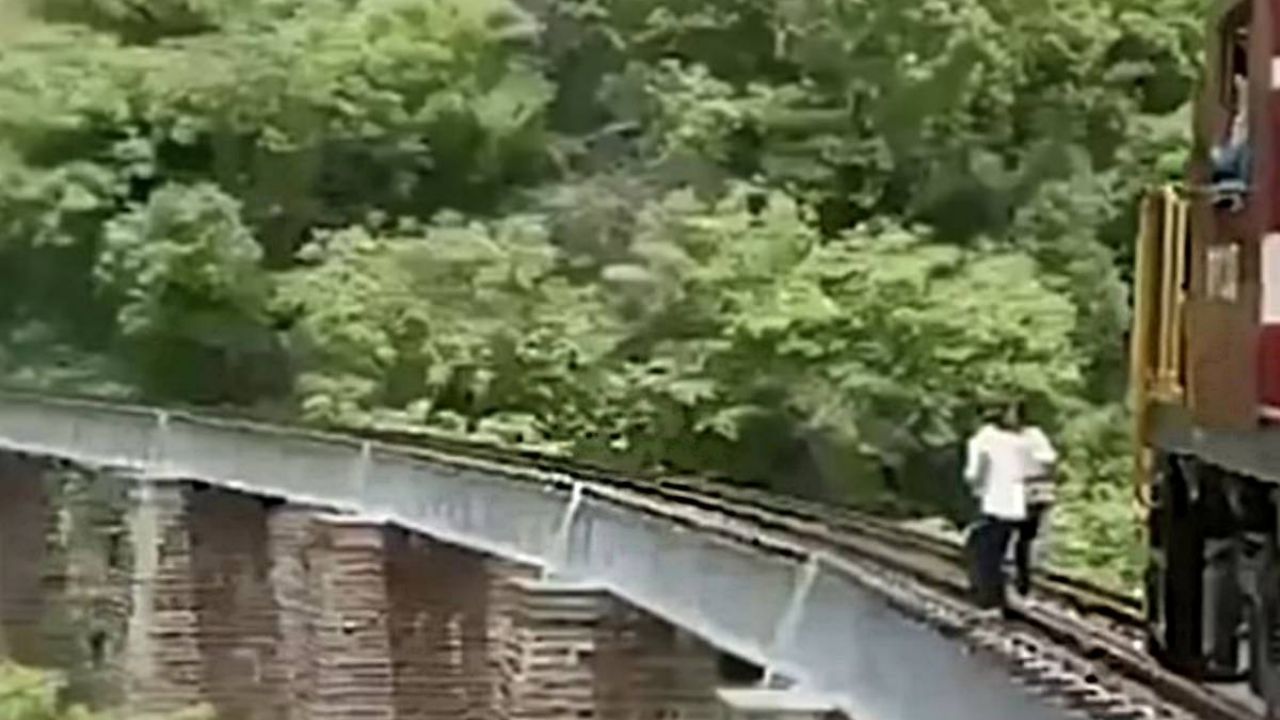 VIDEO: Pareja salta de puente para no ser arrollados por un tren; tomaban fotos para su boda