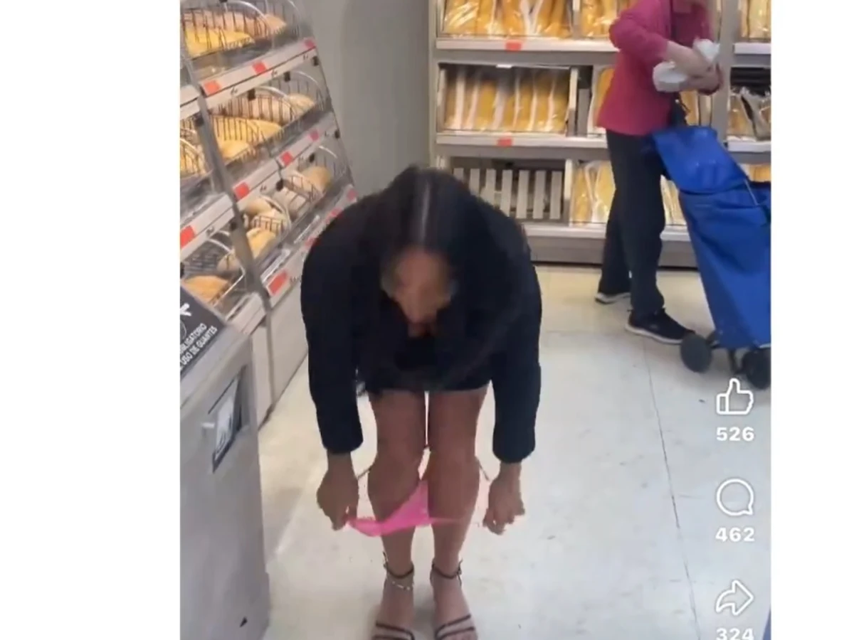 VIDEO: Captan a influencer quitándose el calzón para dejarlo en una bandeja de pan de un supermercado