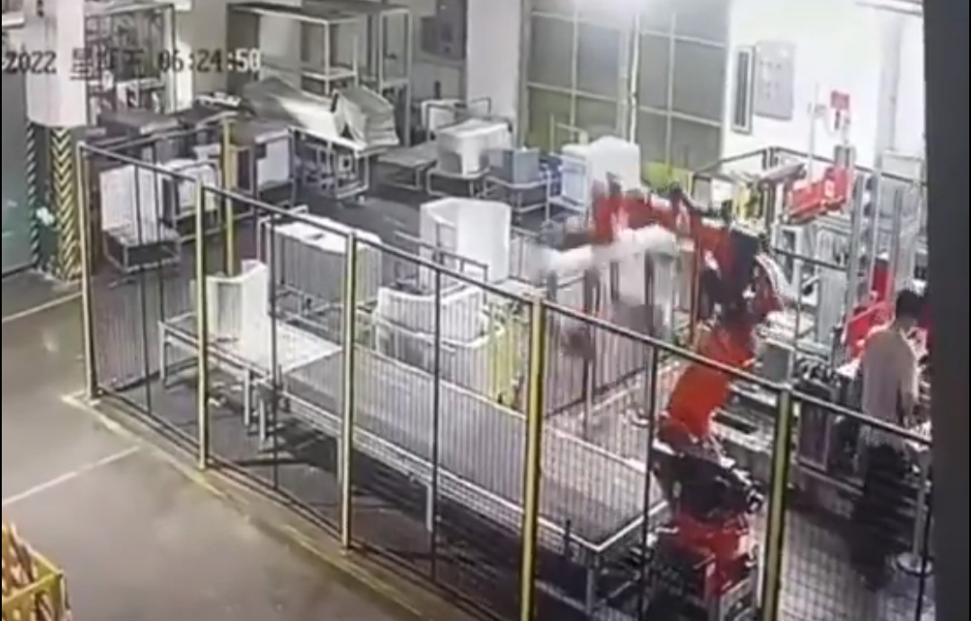 VIDEO: Trabajador es aplastado y asfixiado por robot