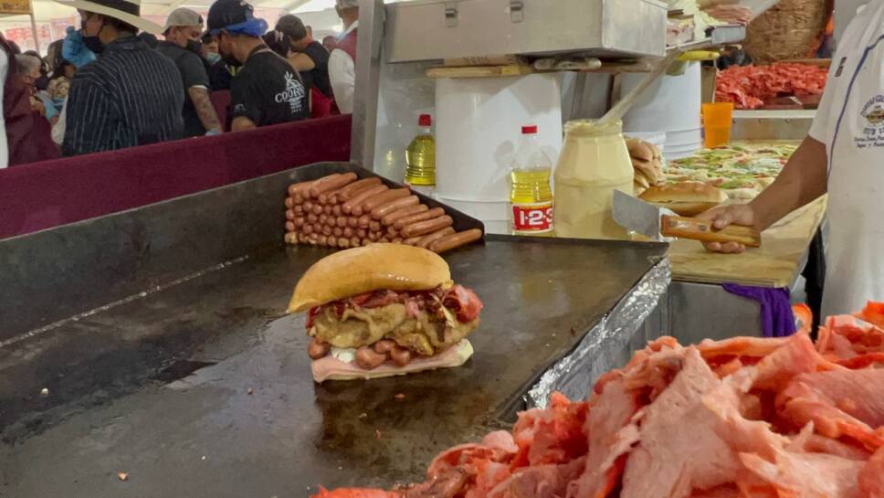 VIDEO: Hombres comen en tortería de CDMX, pagan la cuenta y luego la asaltan 