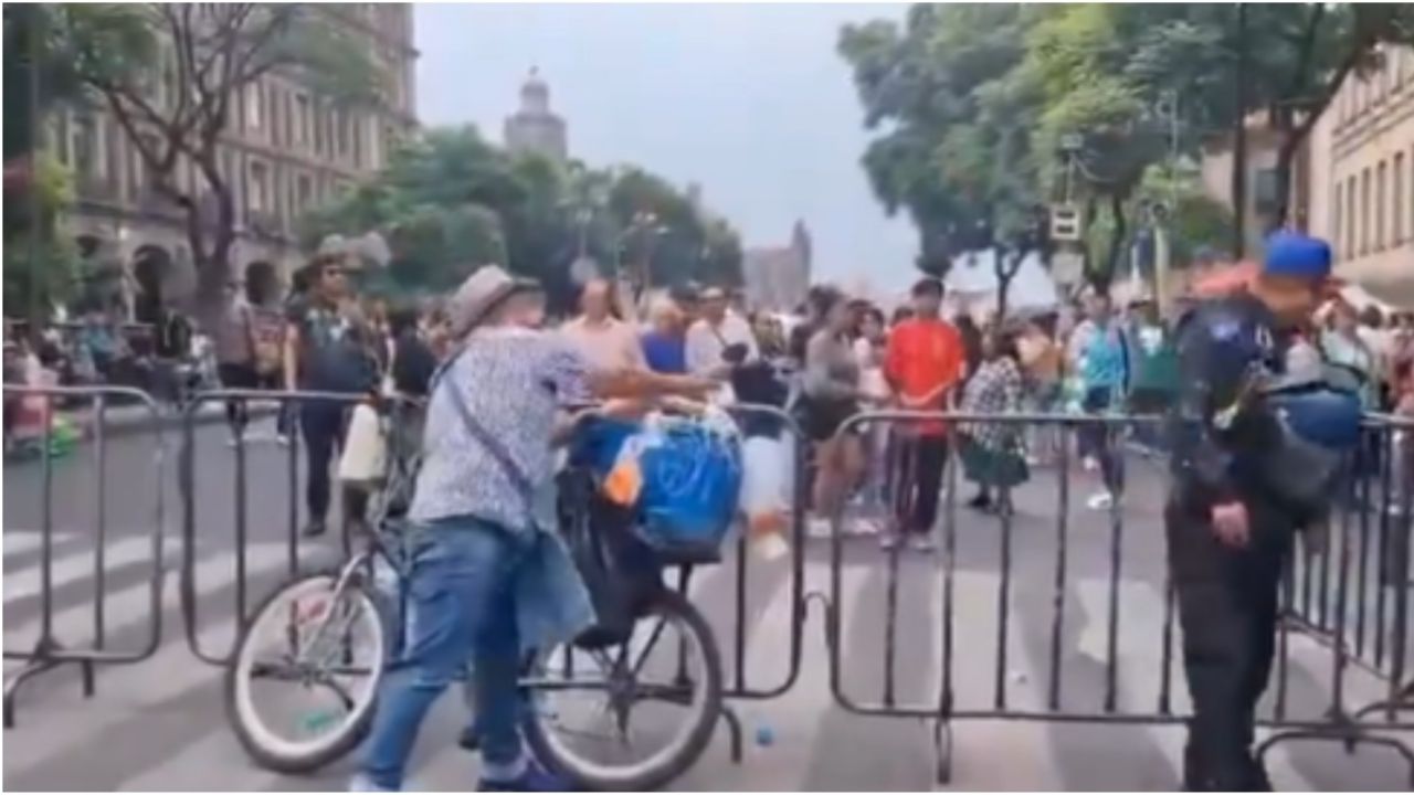 VIDEO: Captan a vendedor lanzando tacos de canasta a policía de CdMx