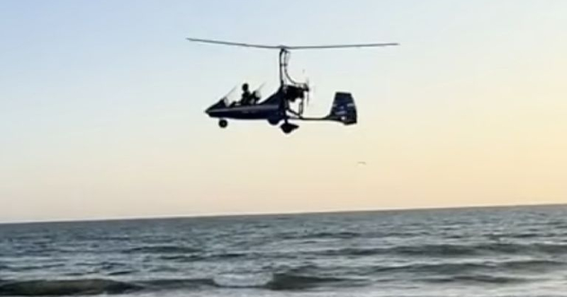 VIDEO: aeronave se estrella en el mar y cae sobre una playa repleta de turistas