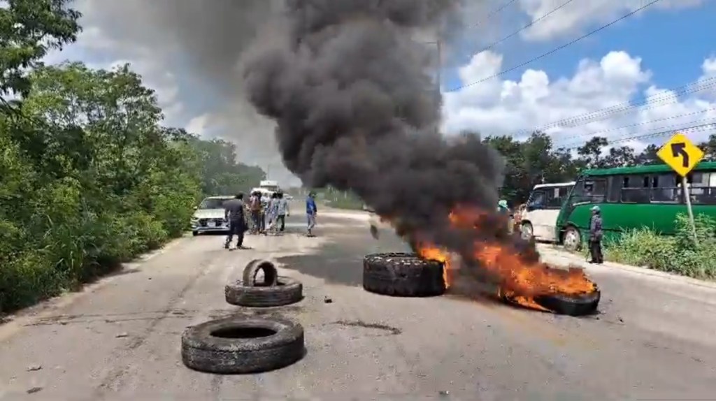 VIDEO: Bloquean carretera en Tulum por desalojo del asentamiento ‘Tren Maya’ https://luisfimbres.com/?p=13718