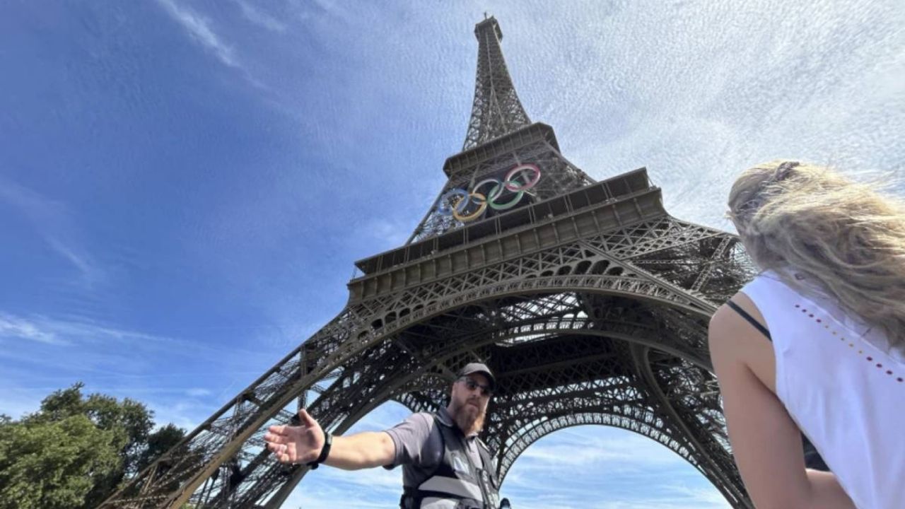 Hombre escala la Torre Eiffel y provoca desalojo horas antes de la clausura de los Olímpicos