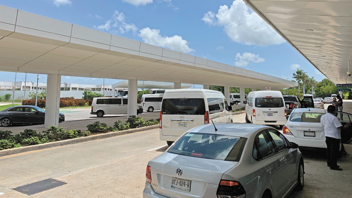 Multas severas para transportistas que bloqueen el aeropuerto de Cancún