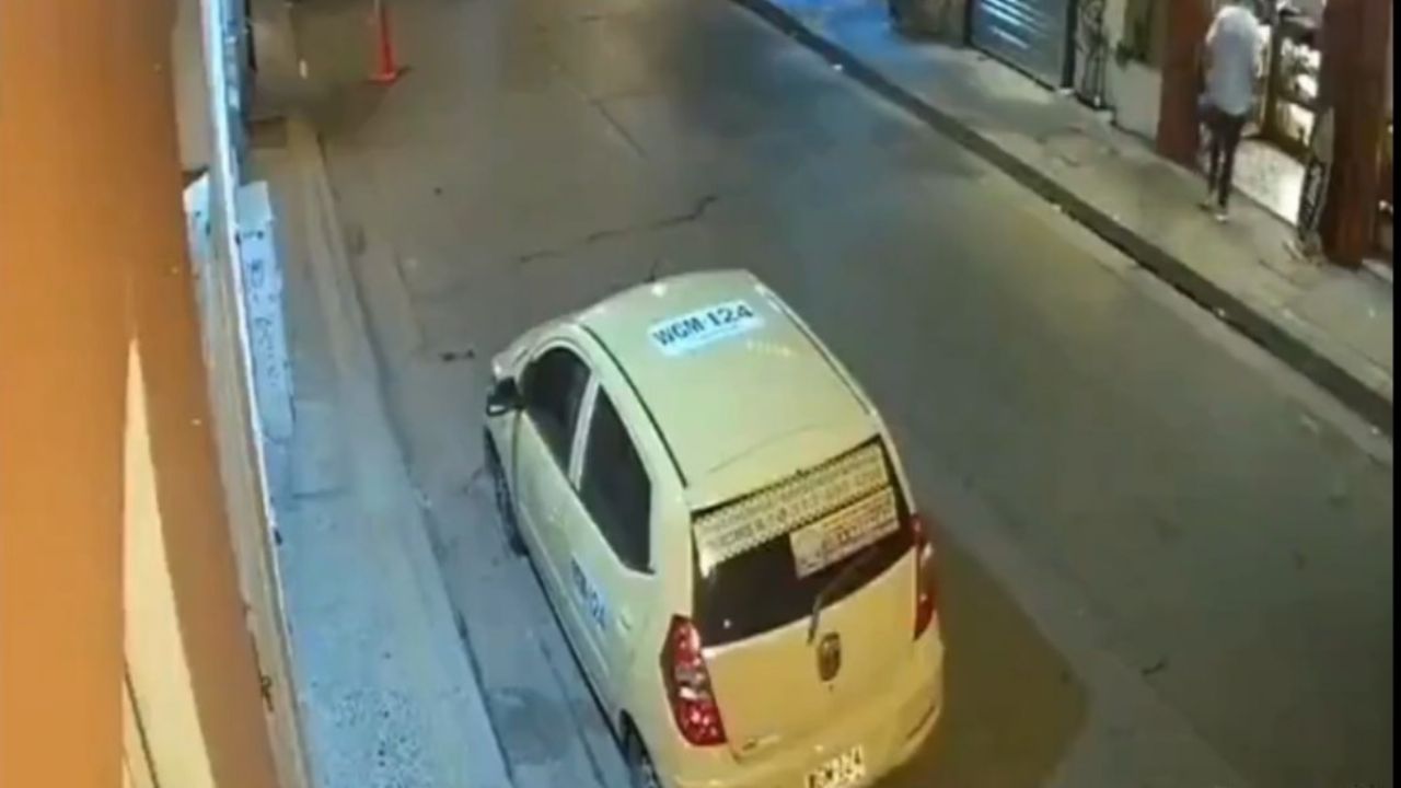 VIDEO: Taxista se salva de milagro de ser aplastado por el derrumbe de un balcón