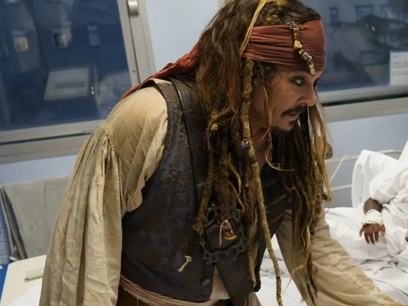 Johnny Depp regresó como Jack Sparrow para visitar a pacientes en hospital