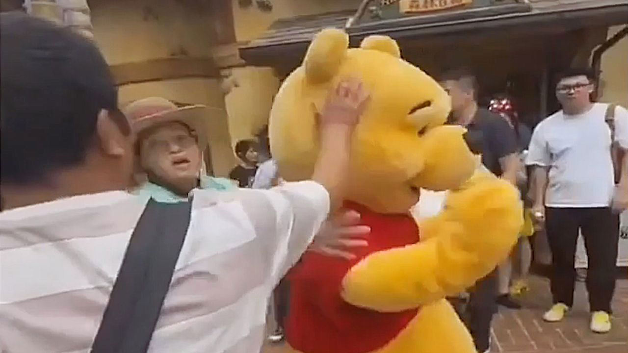 VIDEO: Botarga de Winnie the Pooh fue agredido en Disneyland por turista