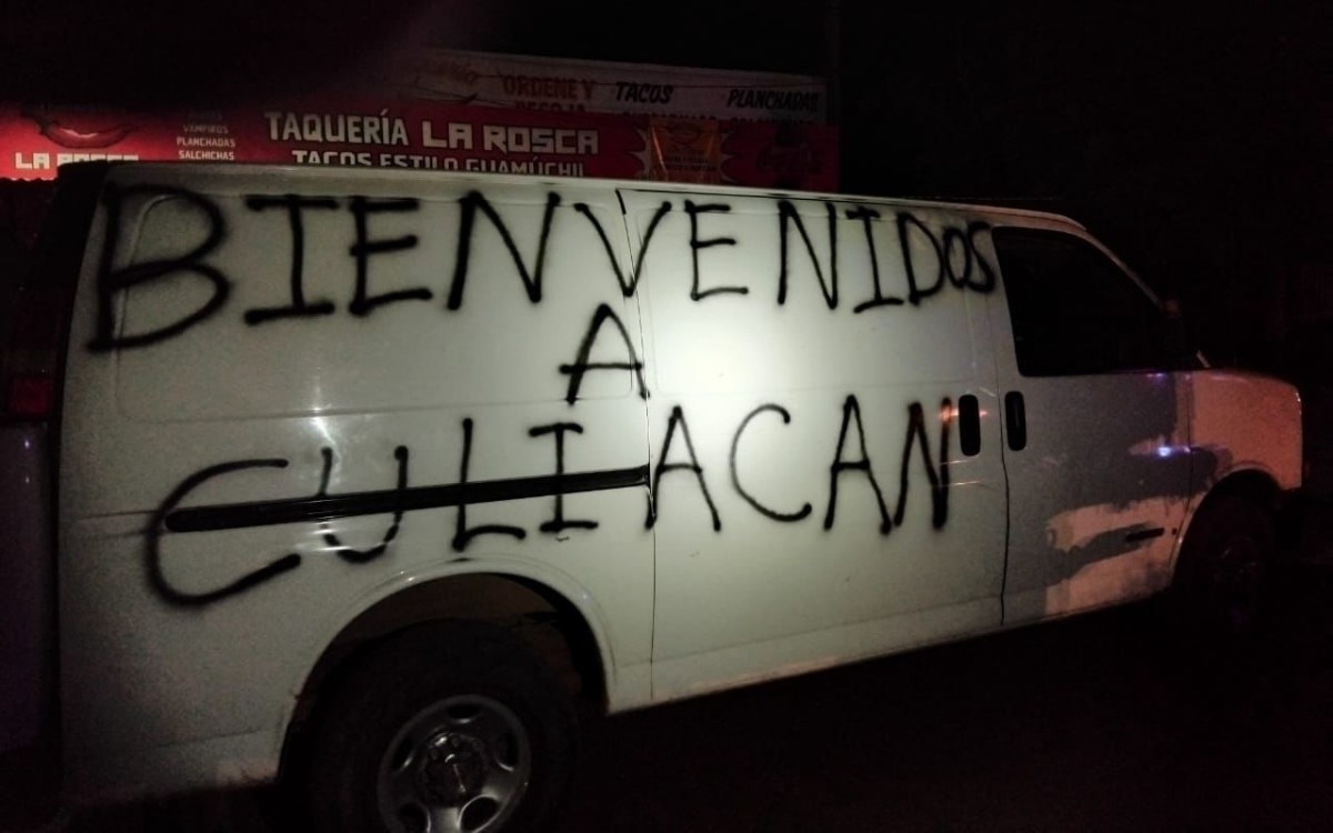 Abandonan camioneta con cuerpos y leyenda 'Bienvenidos a Culiacán' durante gira de AMLO en Sinaloa