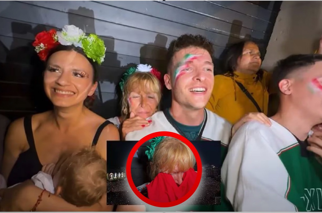 Familia española llora de emoción en celebración del Grito de Independencia en el Zócalo