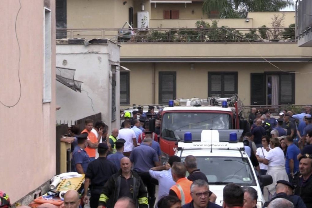 Mueren aplastados dos niños y su madre tras derrumbe de un edificio en Nápoles