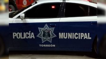 Joven intenta lesionar a polícias con navaja en mano en Torreón