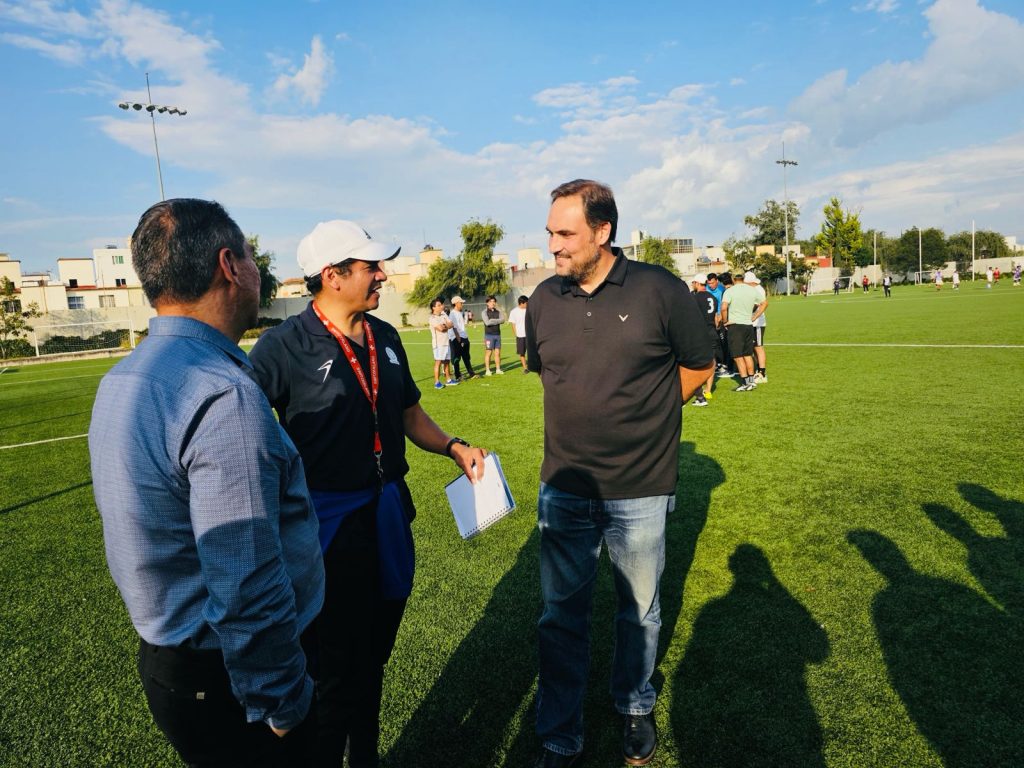 El titular del Inter Playa da plática a entrenadores en la FMF