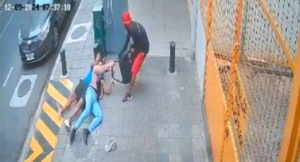 VIDEO: Asaltantes le aplican la “mataleón” a un joven en plena calle para robarle sus pertenencias