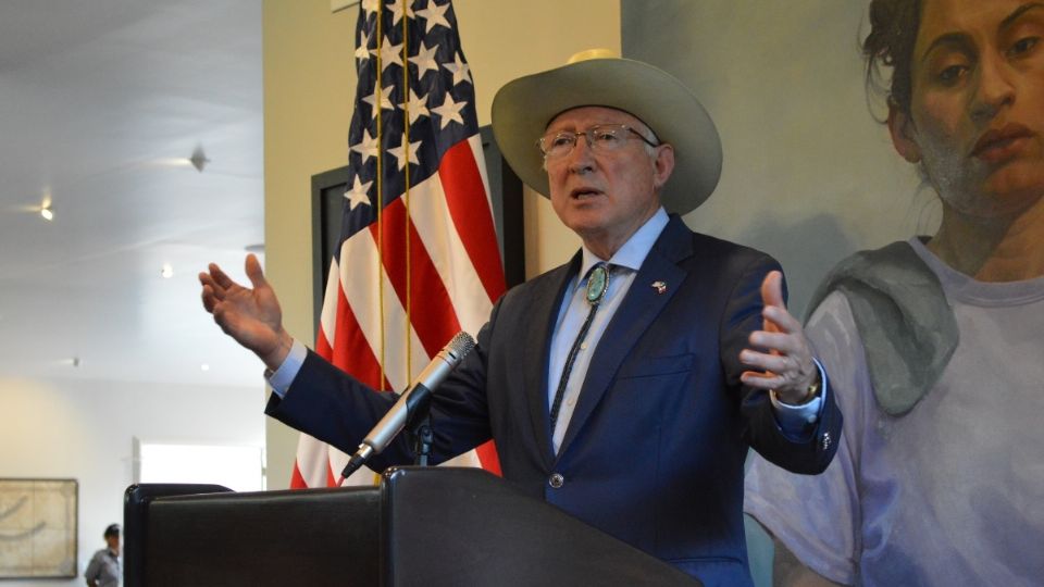 Ken Salazar asegura que EU no es responsable de la violencia en Sinaloa