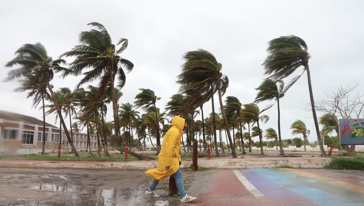 Milton dejará olas de hasta 7 metros, marejada ciclónica y posibles trombas marinas a su paso por Yucatán