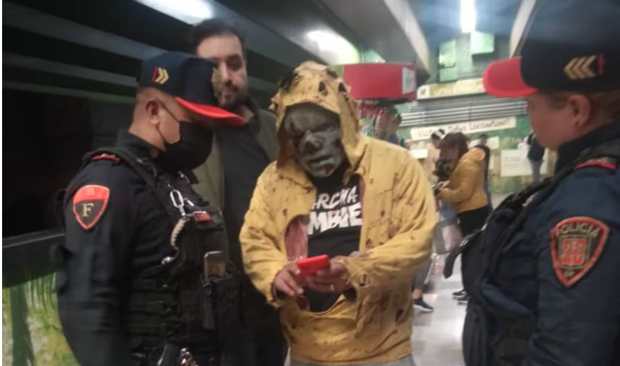 Hombre disfrazado de "zombie" atemoriza a usuarios de Línea 3 del Metro CDMX