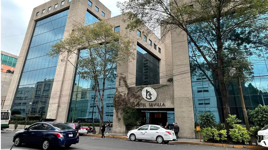 Mujer muere tras caer desde lo alto de un hotel en Reforma