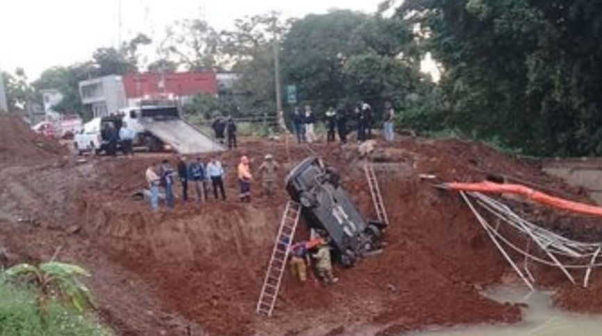 Conductor muere tras caer con su auto en un socavón de Córdoba, Veracruz