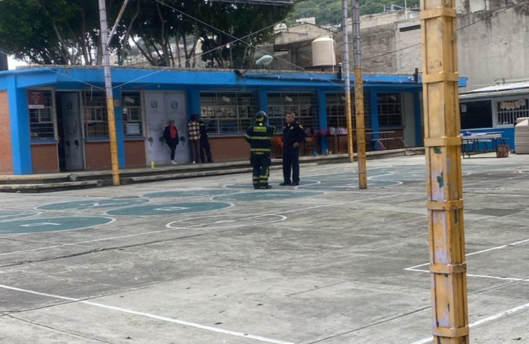 Desalojan a 200 niños y 15 maestros por fuga de gas en escuela primaria de CDMX