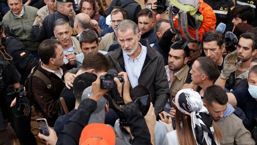 VIDEO: Arrojan lodo al rostro del rey Felipe VI durante visita a zonas inundadas