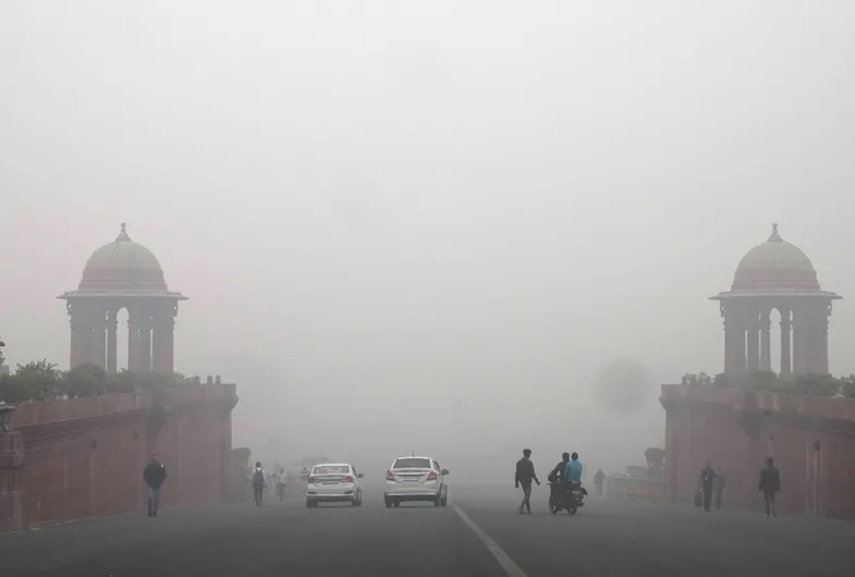 India rompe récord de contaminación; cierra escuelas y detiene el tráfico