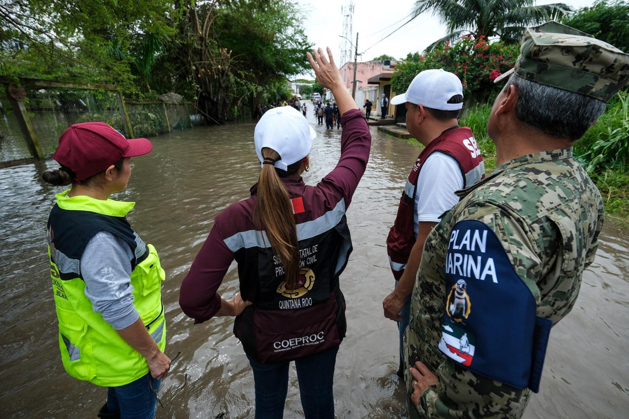 Atiende Mara Lezama a familias de Chetumal y Mahahual tras las lluvias ocasionadas por “Sara”