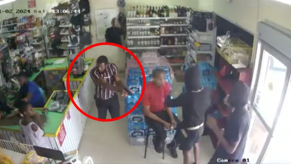 VIDEO: Ladrones entran a robar una tienda, el dueño los recibe con una lluvia de balas