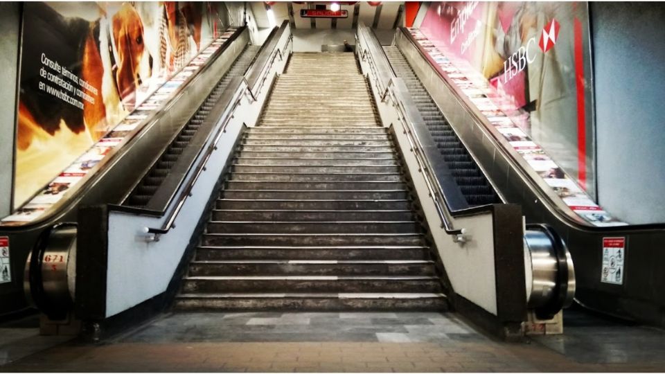 Metro CDMX: mujer de la tercera edad resbala y cae de las escaleras en la estación Polanco