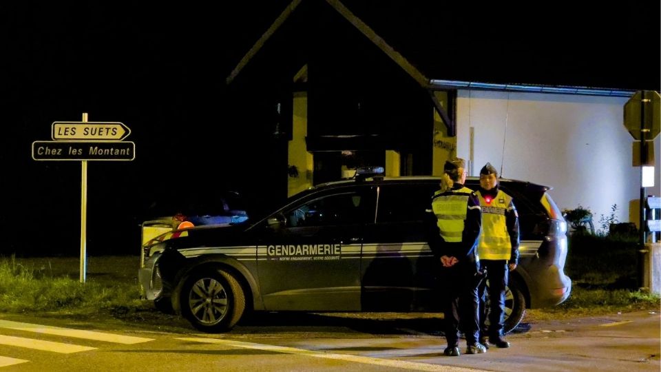 Tres niños son encontrados muertos en Francia; su madre dejó una carta y huyó a las montañas