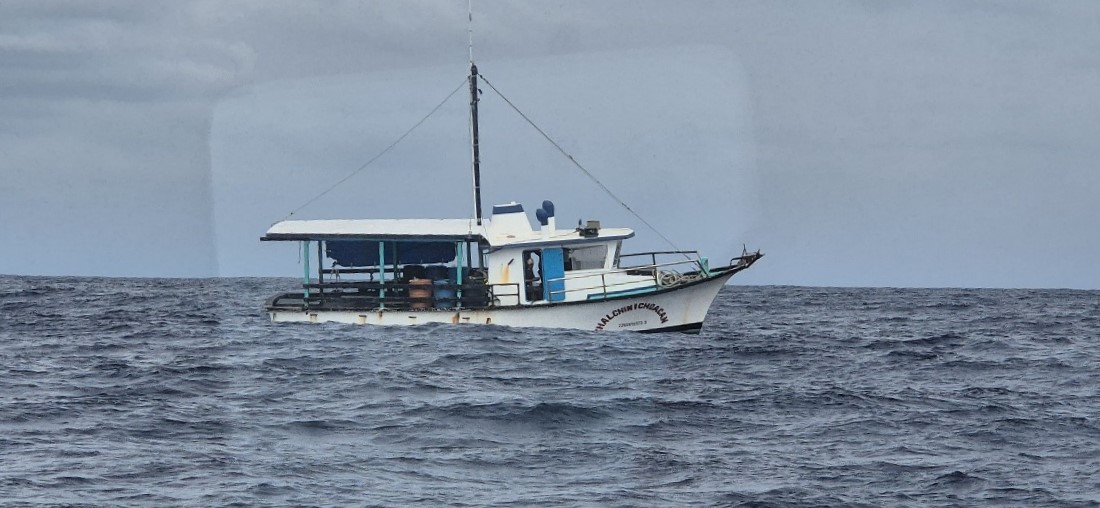 Personal naval apoya en la emergencia del buque pesquero Chalchinichoacan en Mahahual