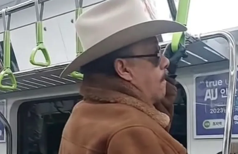 Hombre de Monterrey viaja con botas y sombrero por metro de Corea; se vuelve vira